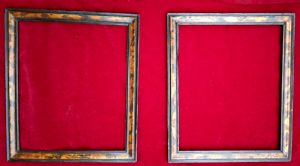 Coppia di cornici in legno ebanizzato e laccato a finta tartaruga. Italia I° XIX° sec. cm. 31 x 38 